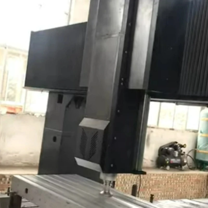 La plate-forme de fente T est sous usinage numérique de contrôle informatique CNC