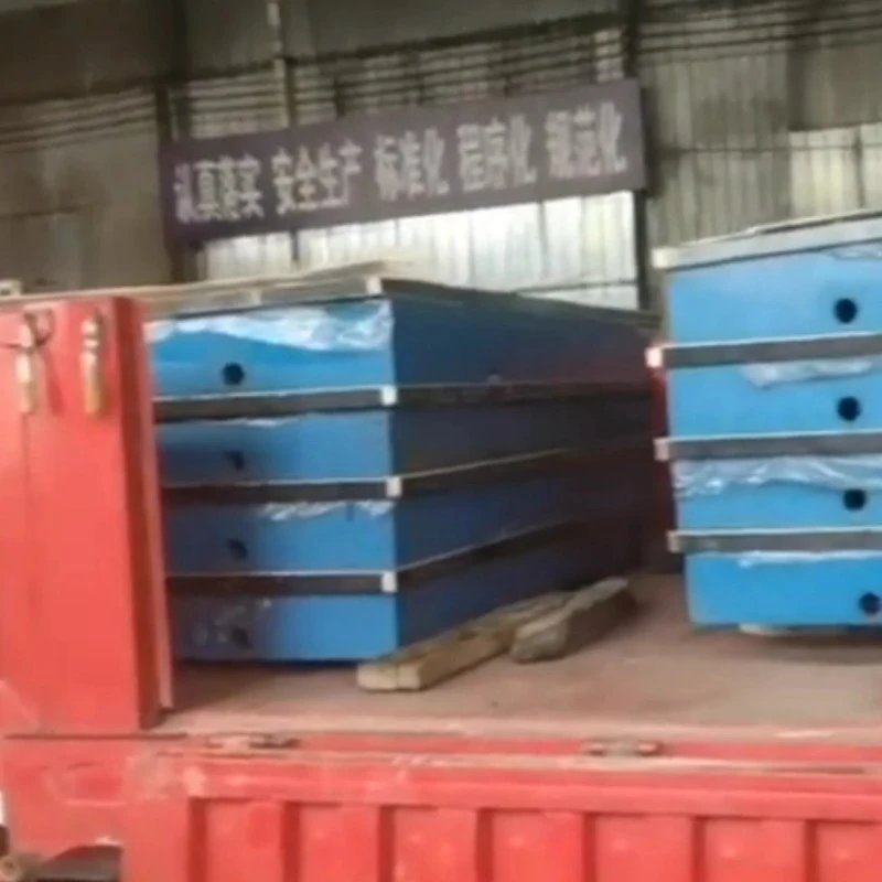 Trente pièces de plateformes d’inspection en fonte sont chargées sur le véhicule pour l’expédition